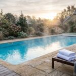 Piscina aquecida com vapor em manhã fria de inverno