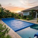 Piscina residencial com capa térmica azul ao amanhecer